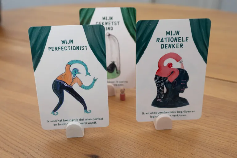 De kaarten en houten tools op tafel